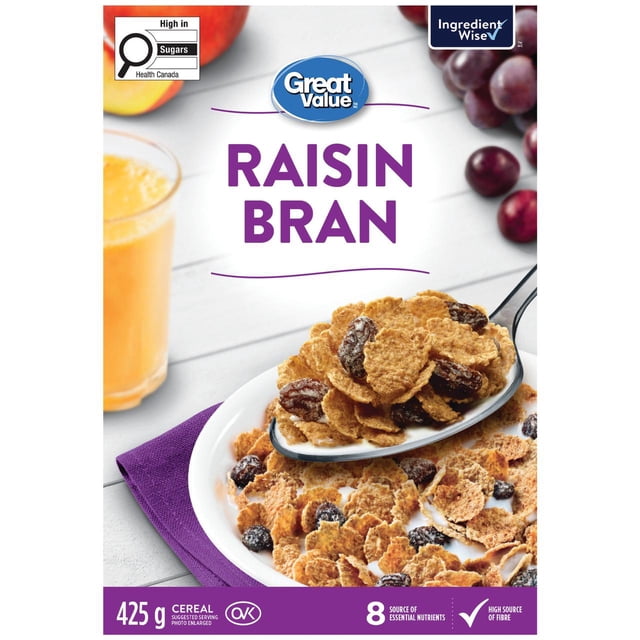 Great Value Boîte de Céréales au Son de Raisin Montrant des Flocons de Son de Blé et des raisins dans un Bol Blanc avec du Lait, une Cuillère Soulevant des Flocons, et un Verre de Jus d'Orange sur une table en Bois Blanche avec des raisins et une Pomme, Mettant en Valeur Sa Haute Teneur en Fibres et Sa source de 8 Nutriments Essentiels, Souvent Utilisée pour le Déjeuner Ou la Pâtisserie.