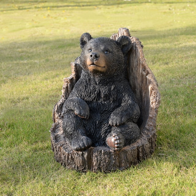 Ours Noir Assis dans une Souche Statue de Jardin Fabriquée en Polyrésine durable, Mettant en Valeur un Ourson Noir Réaliste Niché dans une Souche d'Arbre. Cette sculpture d'Animal Résistante aux Intempéries Est Parfaite pour Rehausser les Jardins, les patios Ou la Déco Extérieure avec un Charme Naturel.