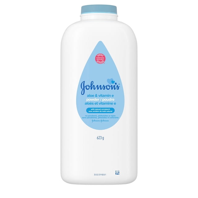 Johnson's Poudre pour Bébé à l'Aloès, Vitamine E et Fécule de Maïs dans une Bouteille en Plastique Blanche de 623 g avec un Bouchon Bleu Pâle, avec une Étiquette de Goutte Bleue et un Texte Bilingue Mettant l'Accent sur la Fécule de Maïs Naturelle et une Formule Douce et Hypoallergénique Qui Absorbe l'Humidité pour Garder la Peau de Bébé Douce et Confortable.