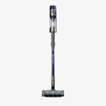 Shark® Aspirateur-balai Sans Fil PowerDetectTM, Modèle IP1251C, Montré dans une Vue Orientée vers l'Avant. Présente une Finition Violette et Grise, une Buse de Détection DualClean avec Deux Rouleaux de Brosse, et une Baguette MultiFLEX pour Atteindre sous les Meubles. Offre jusqu'à 70 minutes d'Autonomie et une Technologie PowerDetect Intelligente pour Détecter et Réagir à la Saleté et aux Débris. Convient à Tous les types de Planchers avec une Collecte Efficace des Débris dans les directions Avant et Arrière.