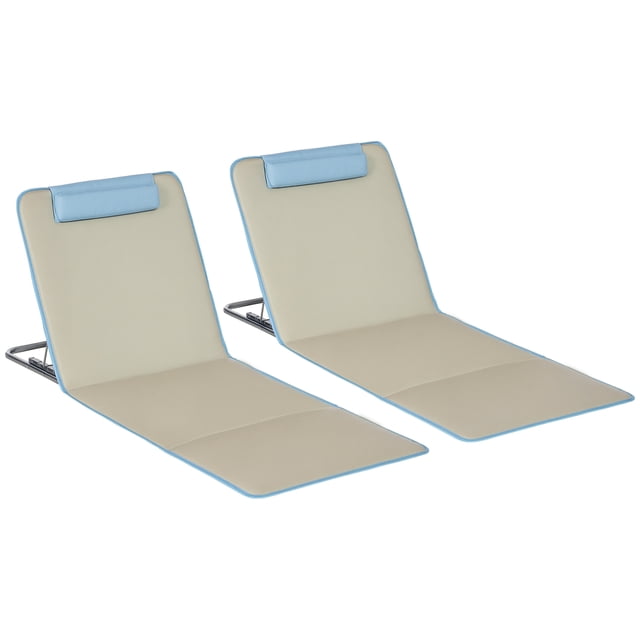 Ensemble de 2 Chaises Longues de Plage Beiges par Outsunny, Présentant un design Pliable avec des Cadres en Acier Enduit de Poudre et des Sièges en Tissu oxford 600D. Chaque Chaise Comprend un Dossier Réglable à Cinq Angles et un Oreiller Bleu Pâle pour Soutien de la Tête et du Cou. Idéal pour la Détente en Plein Air, Ces Chaises Sont Livrées avec un Sac de Transport Partagé pour la Portabilité.