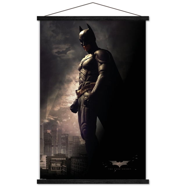 DC Comics Film - The Dark Knight - Batman dans l'Ombre Affiche Murale, 22,375 Pouces x 34 Pouces art Mural Encadré Montrant Batman en Complet Blindé Noir et cape Se Tenant de Profil contre une Ligne d'Horizon de Ville Sombre avec un Symbole de Chauve-Souris dans le Ciel Nuageux, Convient à la Déco Maison et à l'Art Mural.