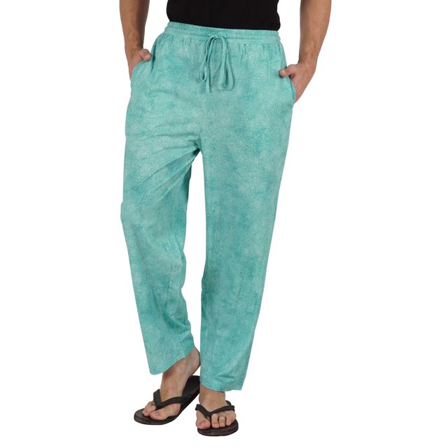 Inkmeso Pyjama de Sommeil en Coton à Bas Imprimé pour Hommes, Idéal pour Dormir Ou Se Détendre, Offrant une Coupe Ample avec Taille Élastique et Cordon de Serrage, Poches Latérales et Ourlet Droit. Fabriqué en Tissu jersey de Coton Doux avec un design Léger et Respirant. les Pantalons de Pyjama Sont Présentés dans un Motif Imprimé turquoise, Style Décontracté avec Tongs.