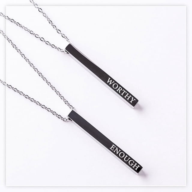 Collier Barre Argentée - Worthy Enough Mettant en Vedette une Barre signature de 1,5 Po Gravée avec « Worthy » d'Un Côté et « Enough » de l'Autre. le Collier Comprend une Délicate Chaîne rolo de 18,5 Po avec une Rallonge de 2 Po, Fabriquée en Matériaux Imperméables, Résistants à la Sueur et Hypoallergéniques. Livré avec une Carte mantra et un Sac Anti-Poussière.