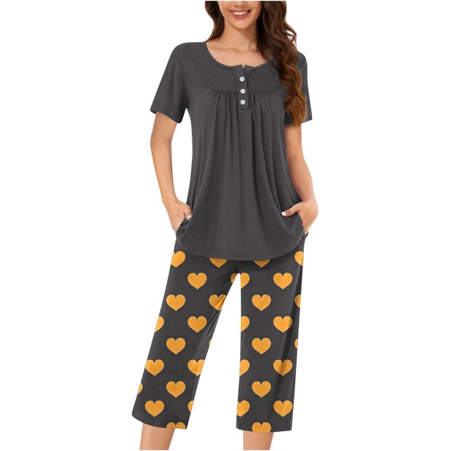Timegard Ensembles Lounge pour Femmes Col Rond Manches Courtes Haut Plissé Pantalon Capri à Imprimé avec Poches Tenues de Pyjama Confortables