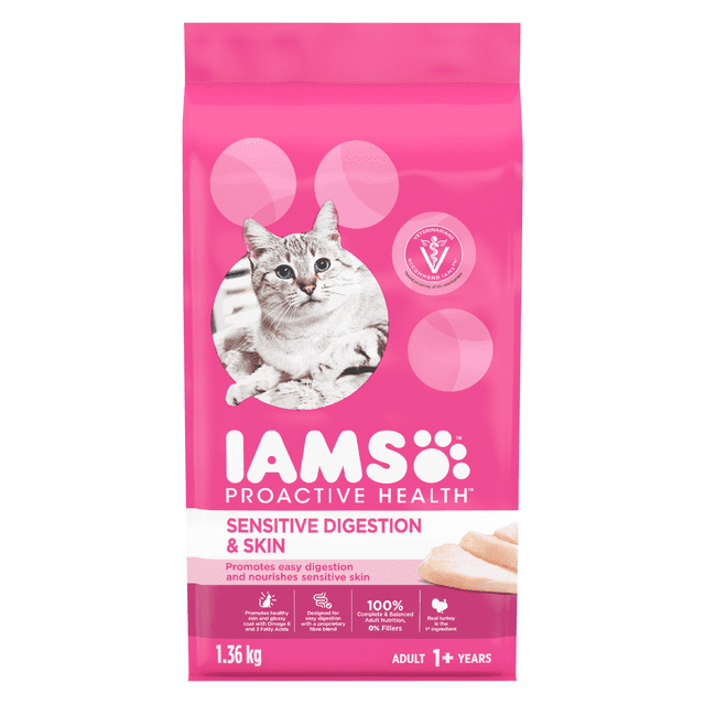 Iams Proactive Health Sensitive Digestion & Skin with Turkey Dry Cat Food 1.36 kg pink bag showing a gray tabby cat, formulated with real turkey as the first ingredient and a fiber blend to support digestion, plus omega 6 and 3 fatty acids for healthy skin and coat, for adult cats 1 year and older.