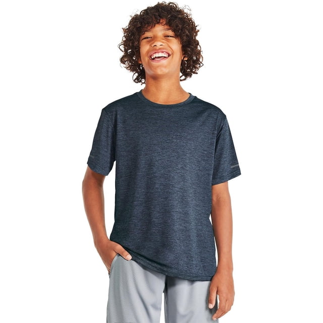 Athletic Works T-Shirt Technique pour Garçons en jersey Teinture Espace Foncé avec Col Ras du Cou, Manches Courtes et Détails Réfléchissants sur la Manche Gauche, Fabriqué à Partir de polyester 100 % Recyclé avec Technologie d'Évacuation de l'Humidité DRI-MORE pour la Respirabilité et le Confort, Montré Assorti à des shorts Athlétiques Gris Pâle, Idéal pour les Vêtements d'Entraînement et les Activités de Plein Air des Garçons.