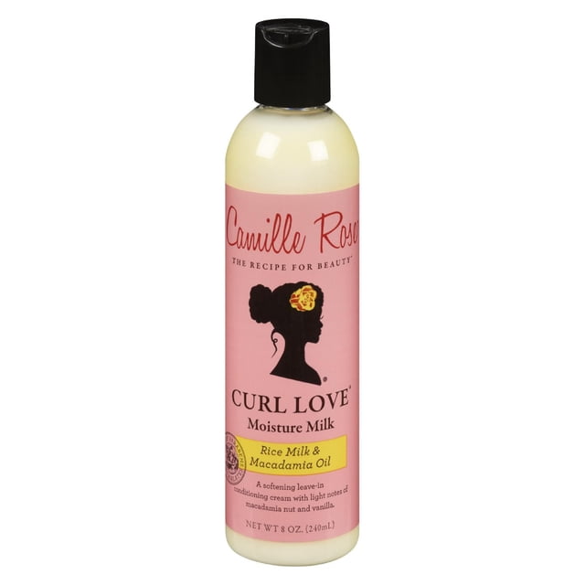 Curl Love Moisture Milk par Camille Rose, une Crème Revitalisante Sans Rinçage de 8 oz (240 ml) avec Lait de Riz et Huile de macadamia pour Hydrater et Adoucir les Boucles, dans une Bouteille Cylindrique avec un Bouchon Rabattable Noir et une Étiquette Rose Mettant en Vedette la silhouette d'Une Femme avec une Fleur dans les Cheveux.