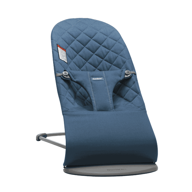 BabyBjorn Transat Bliss en Bleu Minuit avec un Tissu Tissé Matelassé Classique. la Conception Ergonomique Présente une base et un Cadre Gris Pâle, Offrant un Soutien pour le Dos, le Cou et la Tête d'Un Bébé. le Transat Offre Trois positions Réglables et Se Replie à Plat pour la Portabilité. Convient aux Enfants de 0 à 2 Ans.