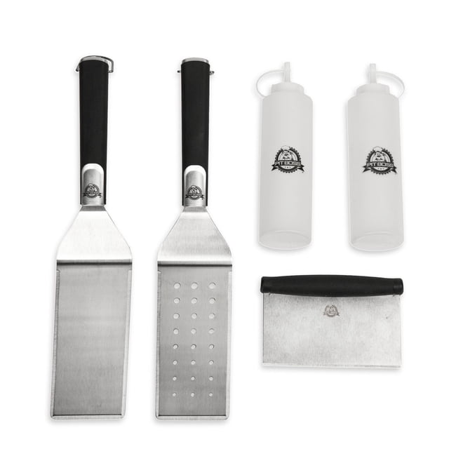 Ensemble de Plaque de Cuisson Pit Boss 5 Pcs Comprenant Deux Spatules en Acier Inoxydable avec Poignées Noires au Toucher Doux - une Solide et une Perforée - un Grattoir en Acier Inoxydable avec Poignée Noire, et Deux Bouteilles en Plastique à Pointe Fine Blanches avec logos Pit Boss, Disposées sur un Fond Blanc, Convenant à la Cuisson sur Plaque de Cuisson Extérieure et à l'Application Précise de sauce Ou d'Huile.