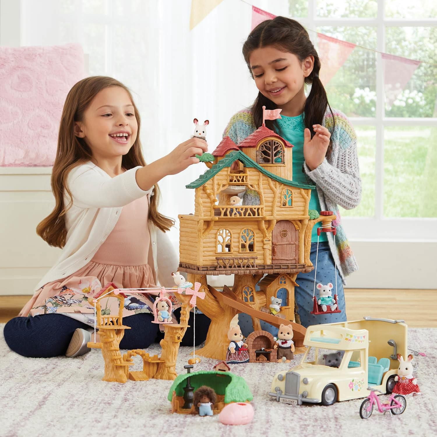 Coffret-cadeau - Auberge au bord du lac de Calico Critters, ensemble de jeu pour maison de poupée avec meubles et figurine