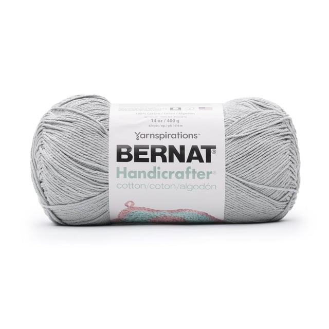 Bernat® Fil Artisanal®, Coton #4 Moyen, 14oz/400g, 710 Yards Vue avant Centrée d'Une Pelote de Fil de Coton de 400g de Poids Moyen dans une Teinte Naturelle Neutre avec des Brins Plissés Visibles et une Étiquette en Papier Bernat® Autour du Centre; 100 % Coton, Lavable à la machine et Séchable, Convient aux Tricots et au crochet, à la Décoration de la Maison et de la Cuisine et aux Petits Projets comme des Lavettes, des Maniques Ou des