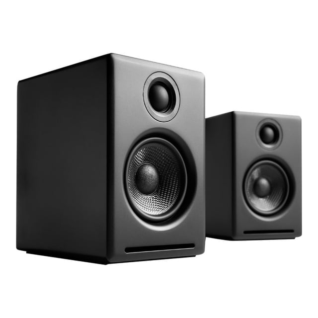 Audioengine A2+ Wireless Haut-Parleurs d'Ordinateur Alimentés avec aptX Bluetooth en Noir. une Paire de Haut-Parleurs Compacts et Rectangulaires avec une Finition Noire Mate Élégante, Dotés de woofers en Fibre d'Aramide Personnalisée et de tweeters en Soie. Conçus pour une Utilisation sur Bureau, Ces Haut-Parleurs Incluent des Amplificateurs d'Alimentation Analogiques Intégrés, des Entrées audio Analogiques Doubles, une Entrée audio USB et une Connexion avec Caisson de Basses. Idéal pour les Petites Pièces Ou les Installations de Bureau, Ils Prennent en Charge Bluetooth aptX