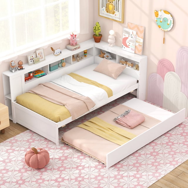 Gymax Lit de Jour Format Simple avec Tiroir-Lit avec Cadre en Bois Blanc, Tête de Lit Bibliothèque Réversible et Étagères de Chevet. le Lit de Jour Comprend un Lit Plateforme Simple avec Tiroir-Lit Coulissant, Idéal pour les Soirées Pyjama. la Tête de Lit et les Compartiments Latéraux Offrent un Grand Rangement avec des cubes et de Larges Comptoirs pour l'Essentiel Ou la Déco. le Lit Est Présenté dans une Pièce Lumineuse et Adaptée aux Enfants avec une Déco pastel et un Tapis à Motif Rose.