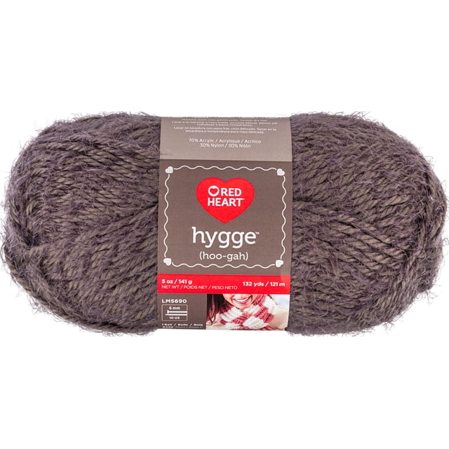 Red Heart® Hygge™ Fil, Gros Mélange Acrylique-Nylon #5 en Violet Poussiéreux, Écheveau de 5 oz (141 g) avec 132 yards (121 m), Comprenant des Fibres Torsadées Douces et Texturées avec des Extrémités Courtes en Fourrure, Convient au Tricot et au crochet avec des Aiguilles de 6 mm, l'Étiquette Indique le logo de la Marque et les instructions d'Entretien.