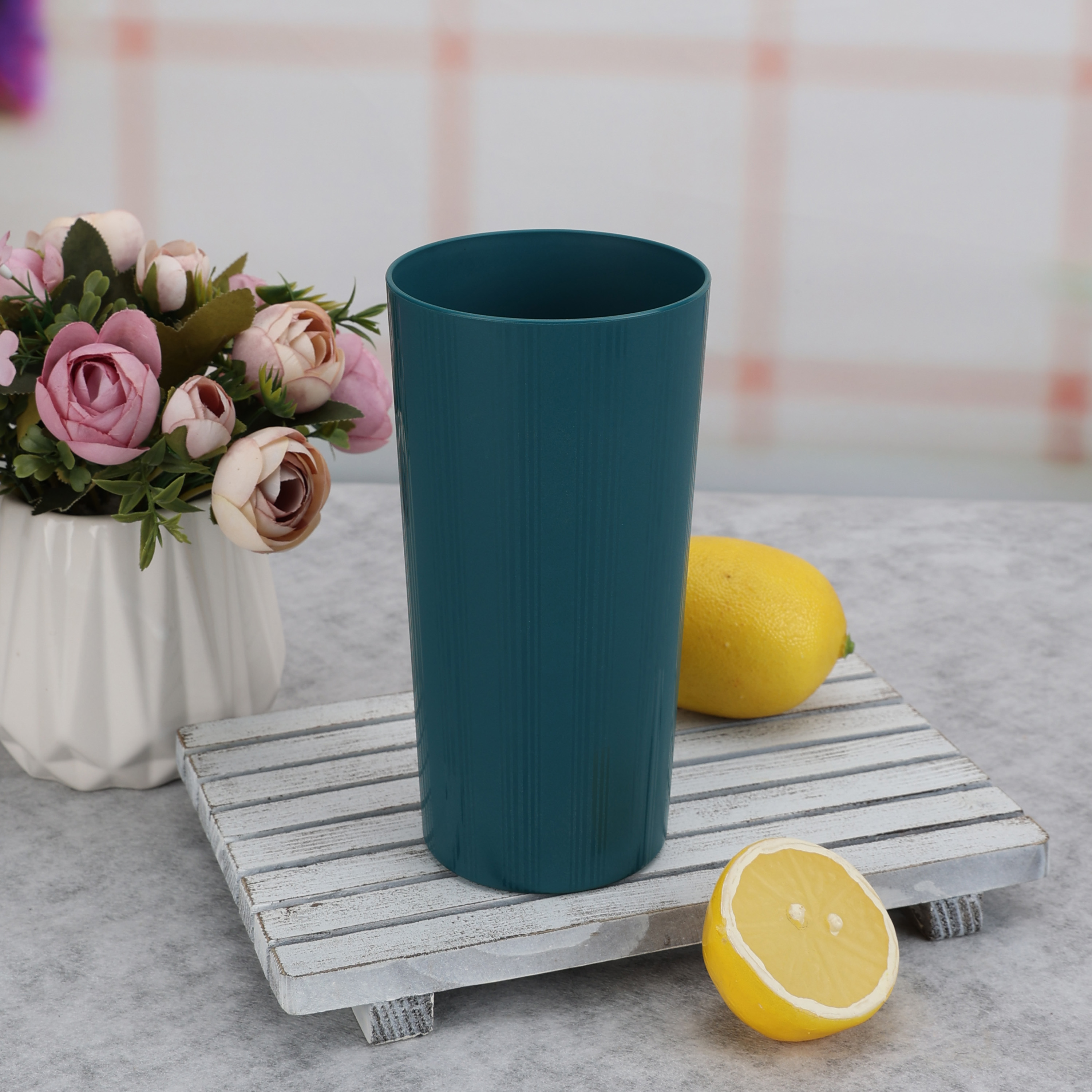 Gobelet rond en plastique vert Mainstays, avec motif à rayures gravées, 769 ml.