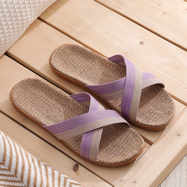 SMihono Sandales Sandales de Plage Femmes Été Décontracté Mode Féminine Décontractée à Enfiler Sandales d'Intérieur Pantoufles de Maison Chaussures de Plage Pantoufle en Liquidation. Ces Sandales Présentent une Tige en PVC Tressé avec un design à Brides Croisées en Tons Violet et beige, Assorties à une Semelle Plate Texturée pour le Confort. Convient à une Utilisation Intérieure et Extérieure, Y Compris les Loisirs, la Plage et les occasions Décontractées. Affichées sur une surface en Bois avec un Cadre Douillet.