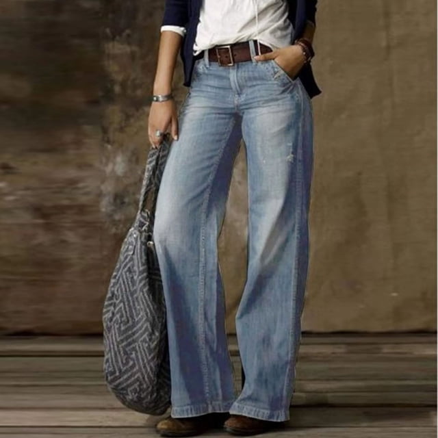 Meichang Jeans Décontractés Amples Taille Haute à Jambe Grand pour Femmes en Bleu Pâle, Taille TTG. Ces Pantalons en denim Pleine Longueur Offrent une Coupe Ample, des Jambes Larges et une Taille Haute Élastique avec Cordon de Serrage. Conçus avec des Poches et une silhouette à Jambe Droite, Ils Conviennent aux Sorties Décontractées, au Port Quotidien Ou aux Voyages. les Jeans Sont Stylés avec une Ceinture et Assortis à un Haut Décontracté et à des Accessoires dans un Cadre Intérieur Rustique.
