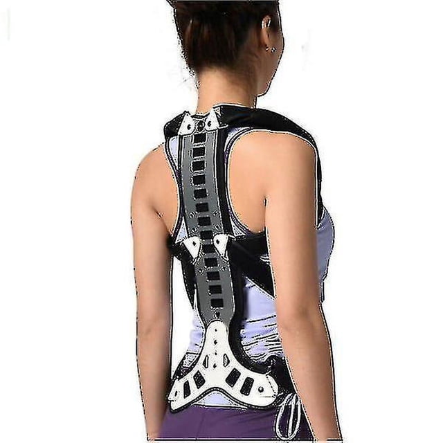 Correcteur de Posture pour Dos Voûté, Cyphose et Fracture de Compression Vertébrale Porté par une Personne, Conçu pour le Soutien de la Colonne Vertébrale et la Fonctionnalité de Ceinture Dorsale. Caractéristiques Incluant un Cadre en Alliage d'Aluminium durable, des Sangles Ajustables et une Plaque Sacrale pour la Personnalisation de la Hauteur. les Bretelles d'Épaule et de Taille à Coussin en Velours Améliorent le Confort, Tandis Que le design Style Sac à Dos Assure une Utilisation Facile. Idéal pour Corriger les Problèmes Vertébraux comme le Relâchement, l'Ostéoporose et les fractures