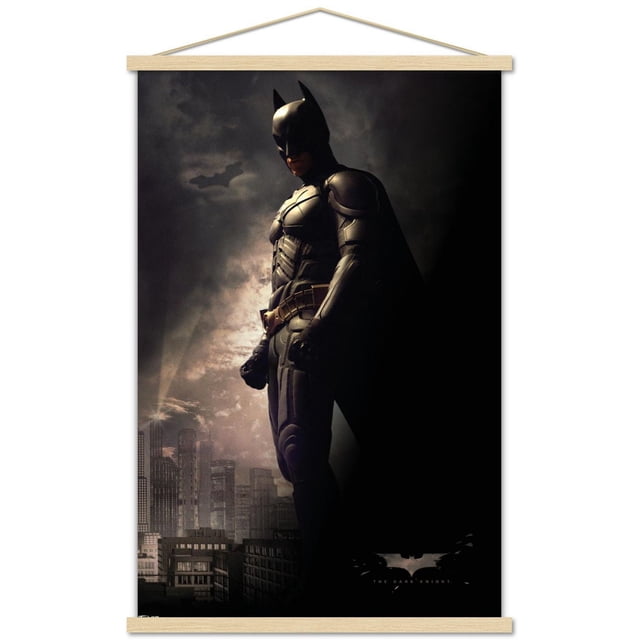 DC Comics Film - The Dark Knight - Batman dans l'Ombre Affiche Murale, 22,375 Pouces x 34 Pouces Affiche Encadrée Montrant Batman en Complet Blindé Noir et cape Debout de Profil avec les Poings Serrés contre une skyline de Ville Sombre et le Symbole de Chauve-Souris dans un Ciel Nuageux, Convient à la Décoration Murale de Chambre Ou de Bureau.