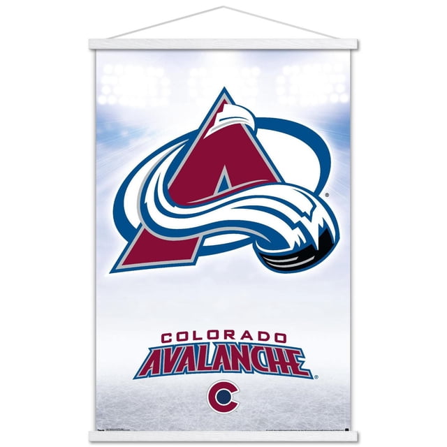 LNH Colorado Avalanche' Colorado Avalanche - Affiche Murale Logo 17, 22,375 Po x 34 Po Encadrée Affichant le Logo Colorado Avalanche avec un « a » Bordeaux Enroulé par un Motif d'Avalanche Tourbillonnante Bleu et Blanc sur un Fond Léger avec texture de Patinoire et Lumières de Stade, Incluant « text below, perfect Wall art for home Decor and sports fans.