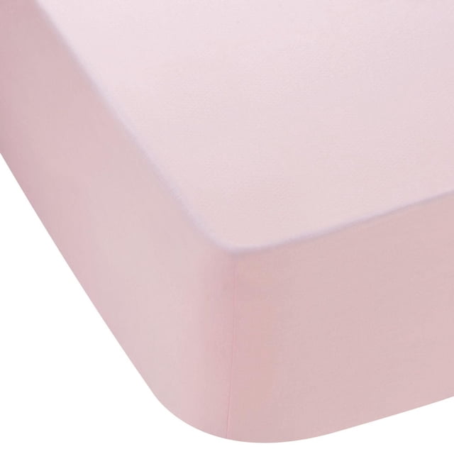 Mainstays Drap-Housse de Couleur Rose Doux, Fabriqué à Partir de Coton 100 % Respirant avec 180 Fils au Pouce, Doté d'Un Élastique Tout Autour pour s'Adapter aux Matelas jusqu'à 12 Pouces de Profondeur, Montré dans une Vue de Coin Gros Plan Mettant en Valeur la texture du Tissu.