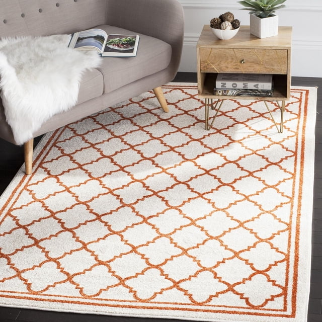 SAFAVIEH Amherst Tapis Géométrique Trina pour Aire avec base Blanche et Motif de Treillis Géométrique orange, construction en Polypropylène Tressée Mécaniquement pour une Utilisation durable Intérieur-Extérieur, Exposé sous un sofa beige et à Côté d'Une table d'Appoint en Bois avec Pattes en Métal, Convient aux Zones à Fort Achalandage à la Maison Ou au Bureau et Est Souvent Utilisé comme Revêtement de Sol de patio Élégant.