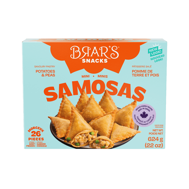 BRAR'S SAMOSA PEAS AND POTATO mini samosas box featuring 26 golden-brown triangular pastries filled with savory peas and a blend of cubed and mashed potatoes on a black plate, 624 g (22 oz) frozen snack made from a Canadian family recipe, bilingual English and French text on light blue and orange packaging.