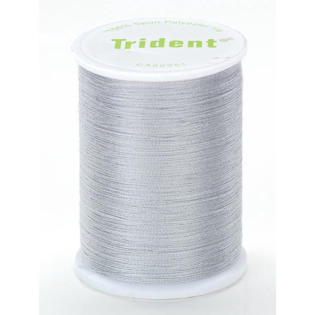 Coats & Trident ClarkTM Bobine de Fil de Polyester en Gris avec 1500 Mètres de Fil de Polyester 100 % Filé, Enroulé Serrés sur un Noyau en Plastique Blanc, avec la Marque Trident Verte sur l'Étiquette Supérieure, Convient à la Couture de Tissus en Coton et Synthétiques et Souvent Utilisé pour des Projets de Broderie.