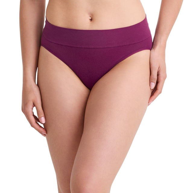 Jockey Culottes Taille Haute Confort Sans Coutures pour Femmes, Couleur Violet Riche, avec une Conception à Taille Haute et Couvrance Totale. la Ceinture extra Grand et Lisse Assure un Confort Sans Crevaison, Tandis Que la construction Sans Coutures Procure une Sensation « Presque Rien ». Fabriquées avec un Mélange de 79 % Rayonne, 19 % nylon et 2 % Élasthanne pour le Corps, et 78 % Rayonne, 18 % nylon et 4 % Élasthanne pour la Ceinture. Montré dans une Vue Orientée vers l'Avant sur un Modèle.
