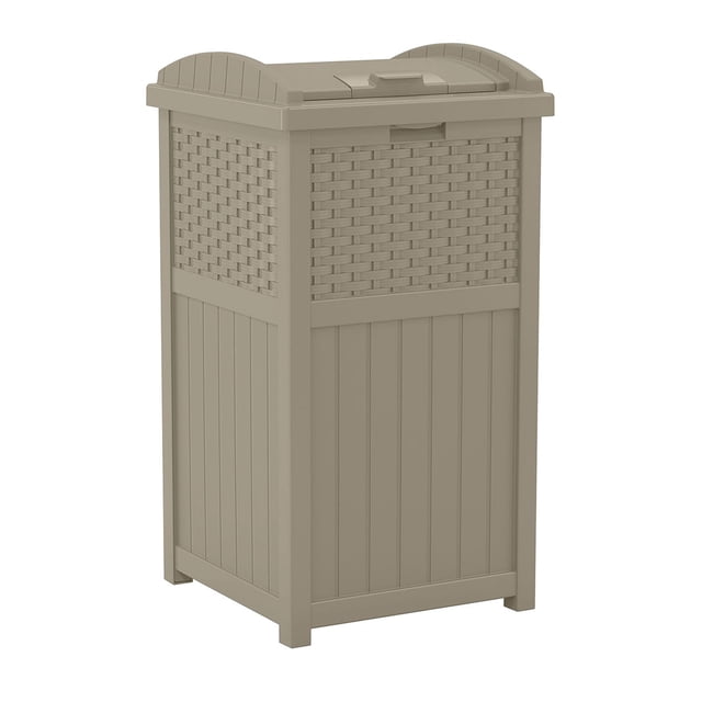 Suncast Poubelle Extérieure Dissimulée en Résine d'Osier avec Couvercle à Loquet, taupe Foncé. Cette Poubelle en Résine durable Présente un design Élégant en Osier et Mesure 15,75 L x 16 L x 31,6 H Pouces. Elle Contient des Sacs à Ordures de 30-33 Gallons et Comprend un Couvercle à Loquet pour Empêcher les Déchets d'Exploser et pour Empêcher les Créatures de s'Éjecter. la base Robuste Assure la Stabilité, la Rendant Idéale pour une Utilisation Extérieure.