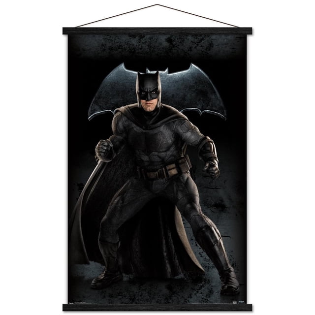 DC Comics Film - La Ligue des Justiciers - Affiche Murale Batman, 14,725 Pouces x 22,375 Pouces Encadrée, Représentant Batman en Complet Texturé Sombre et cape en pose Dynamique avec Poings Serrés, sur Fond Noir avec un Symbole de Chauve-Souris Lumineux, Convient à la Déco Murale de la Maison.