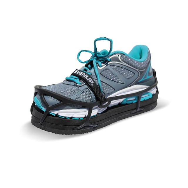 Evenup Niveleur de Chaussures, Moyen (Tailles de Chaussures 9 - 11), Montré Fixé à une Chaussure Athlétique Grise et Sarcelle. le Niveleur Présente une Hauteur Réglable de 1/2 Pouce à 1 Pouce, une Semelle Extérieure en Caoutchouc Antidérapante, et des Sangles Auto-Agrippantes Sécurisées pour Améliorer l'Équilibre et la Démarche. Conçu pour Être Utilisé avec des Bottes de Marche Orthopédiques Ou un Appareil Similaire, Il Convient aux Chaussures Gauche et Droite.