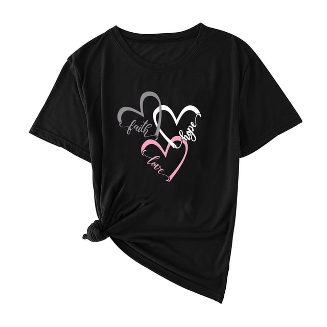 Hauts de la Saint-Valentin pour Femmes Aguichant Saint-Valentin Décontracté Femmes Manches Courtes Imprimé Col Rond Hauts Tee T-Shirt. un T-Shirt Noir à Manches Courtes en Tissu polyester Léger, Présentant un Motif Imprimé de Trois Cœurs Superposés avec les Mots « Foi », « Espoir » et « Amour » en cursive. le Chandail A une Coupe Décontractée avec un Col en O et un Détail d'Ourlet Noué. Convient aux occasions Décontractées, au Port Quotidien Ou aux Célébrations de la Saint-Valentin.