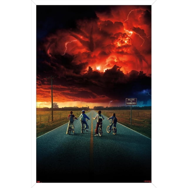 Netflix Stranger Things : Saison 2 - Affiche Murale d'Art Clé, 22,375 Po x 34 Po Encadrée, Représentant Quatre Enfants à Vélo sur une Route Rurale sous un Ciel Rouge Ardent avec Éclairs et un Panneau « Bienvenue chez Hawkins », Convient pour Décorer des Chambres, des Bureaux Ou des Résidences Étudiantes.