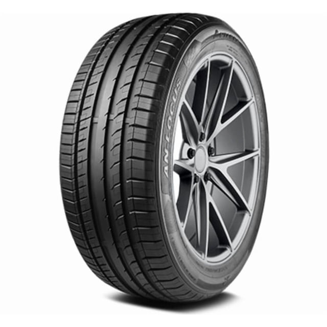 Antares AN-Locus 255/45R20 Pneu 105W Montré sous un angle 3/4 avec Bande de Roulement Noire avec Rainures Ouvertes et Nervure Centrale Solide, Monté sur une Roue en Alliage Grise à Multiples Rayons. Ce Pneu d'Été Offre une Excellente Adhérence sur Sol Mouillé et Sec, une Maniabilité stable et une Réponse de Direction Précise pour Voitures Sport et Véhicules à Haute Puissance.
