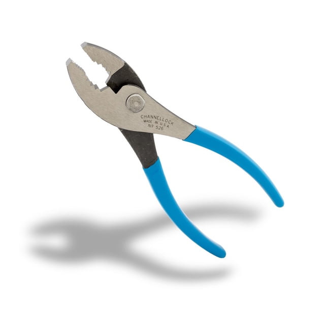 CHANNELLOCK 6,5 Pouces Joint Coulissant Plier avec Mâchoires Dentelées, Conception de Prise de Tuyau et Cisaille de Coupe de Fil, avec Poignées Confort Bleues et Acier Américain Forgé à Haute Teneur en Carbone avec Revêtement Résistant à la Rouille, Montré Incliné sur Fond Blanc avec Ombre, Convient pour Saisir Diverses Tailles et Couper du Fil Souple.