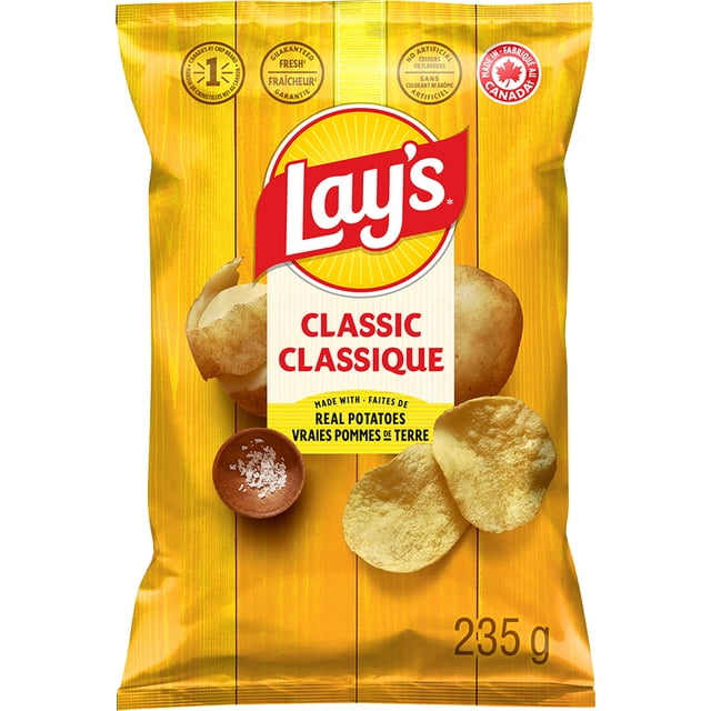 Lay's Classic Croustilles de Pommes de Terre Sac de 235 g avec Fond en Planches de Bois Jaunes, Présentant le logo Lay's, des images de Vraies Pommes de Terre, Deux Croustilles de Pommes de Terre Croustillantes et un Petit Bol de Sel, Fait Sans Colorants Ni Arômes Artificiels et Produit au Canada.