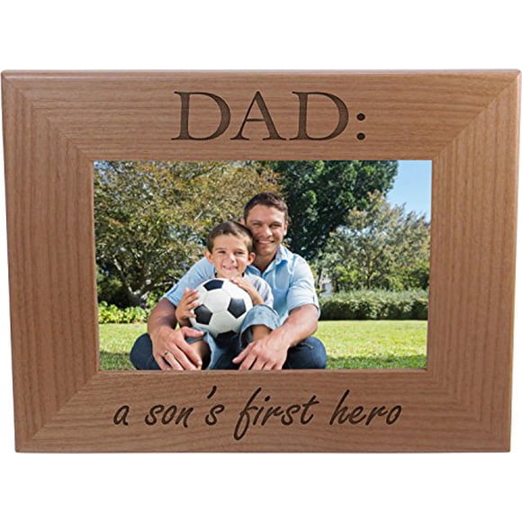 CustomGiftsNow Papa : Premier Héros d'Un Fils - Cadre Photo de Table/suspendu en Bois d'Aulne Naturel Gravé (4x6-inch Horizontal)