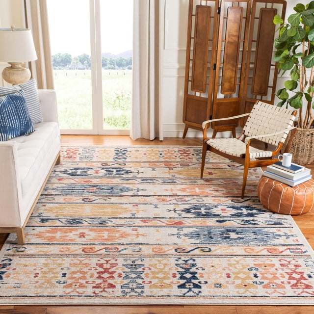 SAFAVIEH Charleston Rupert Tapis du Sud-Ouest Vieilli Exposé dans un Salon Lumineux avec un sofa beige Accentué de Coussins à Motif Bleu, une Chaise en Bois Mi-Siècle avec des Sangles Tressées Blanches, un pouf en Cuir Brun Tenant des Livres et une Tasse, et un Paravent Pliant en Bois avec des Panneaux Géométriques, le Tout sur un Plancher de Bois Franc avec de Grandes Fenêtres et des Rideaux Beiges, Convient comme Tapis d'Accent durable pour une Déco de Maison Traditionnelle Ou Chic-Décontractée.
