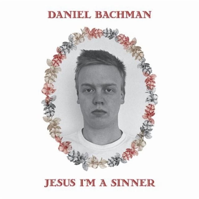 Daniel Bachman - Jesus I'm a Sinner (Vinyl LP) Pochette d'Album Présentant une silhouette de Buste Centrée avec des Cheveux Courts à l'Intérieur, une Couronne Ovale de Feuilles Florales Rouges, Beiges et Grises sur Fond Blanc, avec le Nom de l'Artiste au-Dessus et le Titre de l'Album en Dessous en Police red serif.