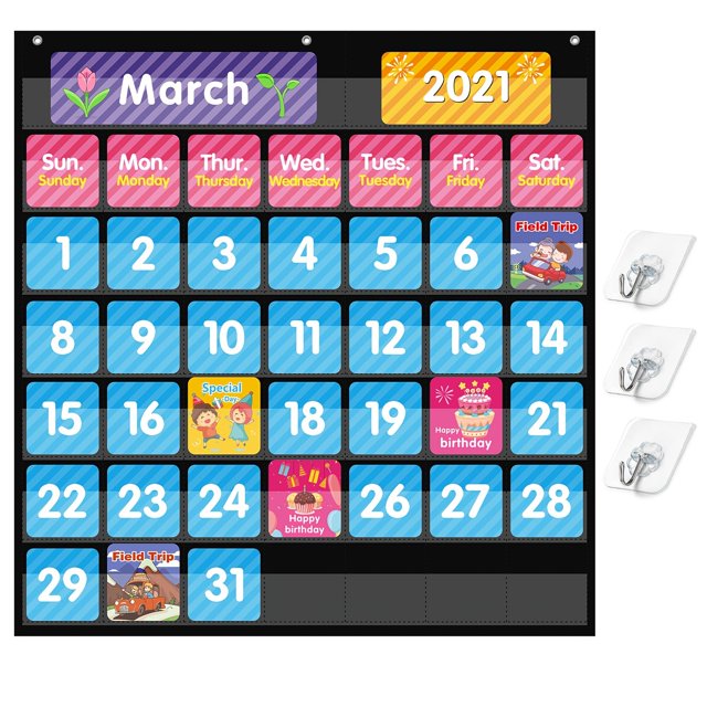 Sac Suspendu Durable et Imperméable pour l'Enseignement en Classe avec une Disposition à 44 Cases. le Calendrier Affiche Mars 2021 avec des Étiquettes de Jour Vibrantes et des Cartes d'Événement comme « Sortie sur le Terrain », « Journée Spéciale » et « Joyeux Anniversaire ». Livré avec Trois Crochets Adhésifs pour un Montage Mural Facile. Idéal pour l'Organisation de la Classe Ou de la Maison.