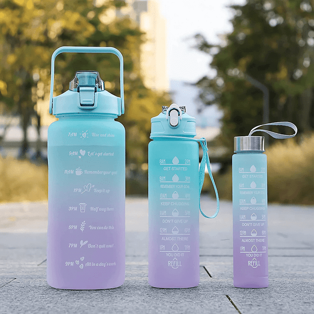 Lot de 3 Bouteilles d'Eau de Sport Étanches Exposées à l'Extérieur sur une surface Pavée avec un Fond Naturel Flou. l'Ensemble Comprend Trois Bouteilles dans des Tons Dégradés Bleu à Violet, Chacune avec des Repères de Temps Motivationnels et des designs Ergonomiques. la Plus Grande Bouteille a une Poignée Robuste et un Couvercle à Rabat, la Bouteille Moyenne a un Couvercle à Paille avec une Sangle de Transport, et la Plus Petite Bouteille a un Couvercle à Vis avec une Dragonne. Fabriquées à Partir de Matériaux Sans BPA, Ces Bouteilles Sont Durables, Étanches et Idéales pour les Sports, le Entraînement Physique et les Activités de Plein Air