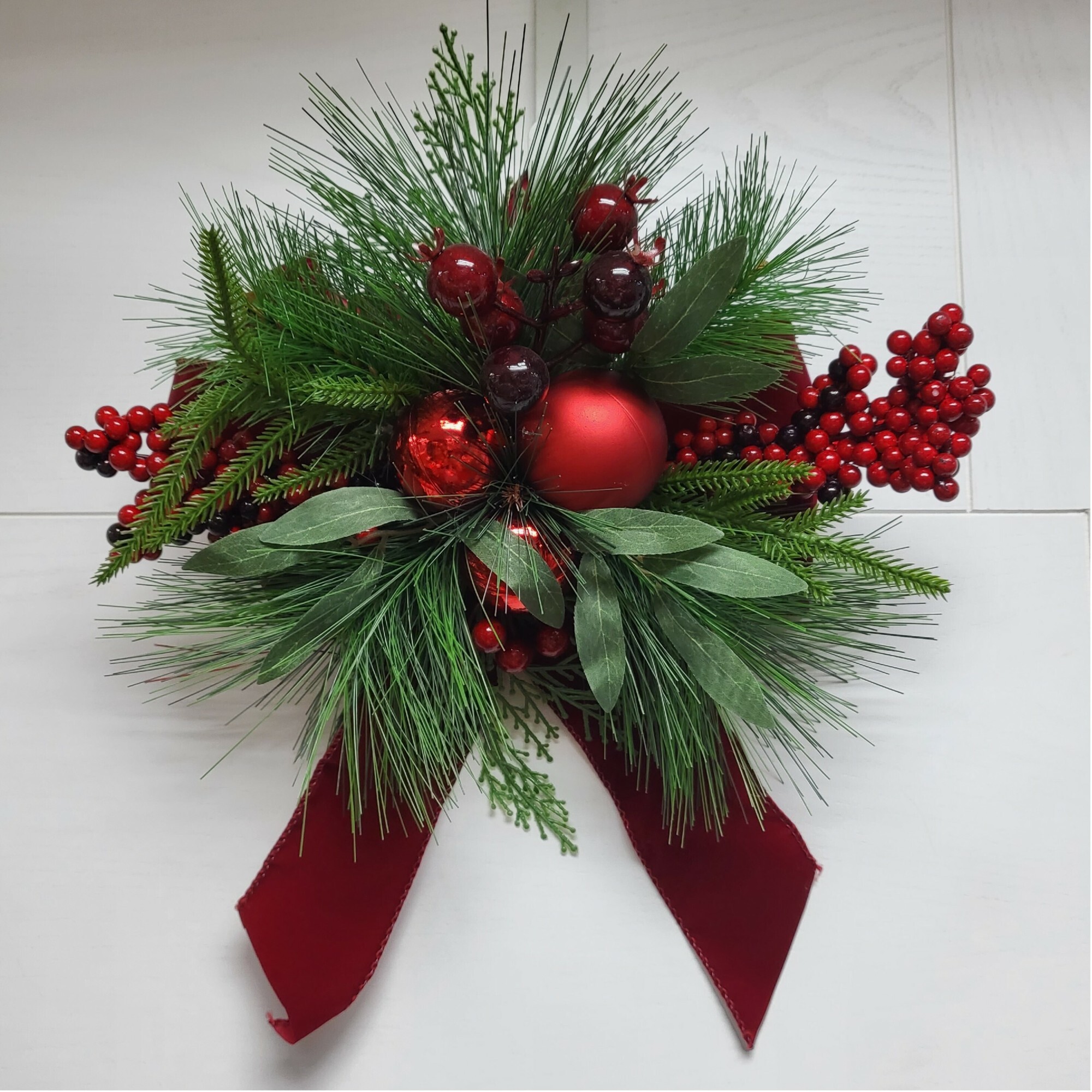 Boucle de Noël florale avec boules rouges et baies, 13 po, par Holiday Time
