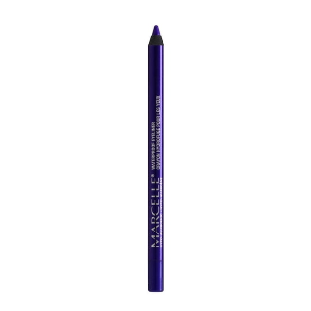 Marcelle Eyeliner Imperméable en Crayon Violet Foncé avec Texte de Marque Blanc, Présentant une Formule Crémeuse pour des Lignes Précises Ou Estompées, Longue Tenue Imperméable Résistante à l'Usure aux Déchirures, à la Chaleur et à l'Humidité, Convient à une Utilisation Toute la Journée et à un Retrait Facile avec le Démaquillant pour les Yeux Marcelle.