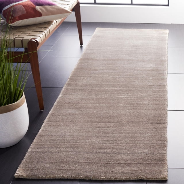 Safavieh Himalaya Tapis à Rayures Vince Surteintes en beige avec de Subtiles Rayures Horizontales, Fabriqué à Partir de Laine 100 % Tissée à la Main, Posé sur un Plancher de Carreaux Foncés à Côté d'Un Banc en Bois et d'Une Plante en Pot, Convient pour Rehausser la Déco Maison Décontractée et Moderne.