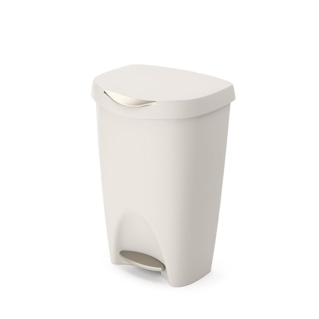 Umbra Brim Poubelle de 13 Gallons (50 L) avec Couvercle en Blanc Cassé, Présentant une Forme Rectangulaire Profilée avec une Finition Satinée. Elle a une Pédale en Acier Inoxydable pour une Utilisation Mains Libres et un Couvercle à Fermeture en Douceur. l'Anneau de Rétention Intérieur Fixe les Sacs à Déchets, le Grand Dessus Permet un Retrait Facile. Fabriquée en Polypropylène durable, Convient à un Usage Résidentiel Ou commercial.