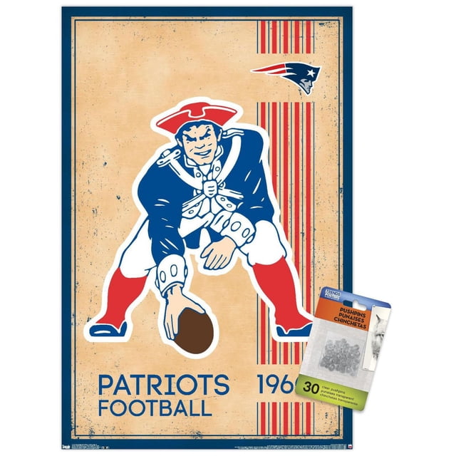 NFL New England Patriots - Affiche Murale Logo Rétro 14, 14,725 Po x 22,375 Po Mettant en Vedette un Joueur de football de Style Vintage en Uniforme colonial Bleu avec des Chaussettes Rouges et un tricorne Rouge Tenant un Ballon de football, sur Fond beige avec des Rayures Verticales Rouges et Bleues et le Logo des Patriots, avec Texte « Patriots football 1960 », Idéal pour une Déco Murale à Thème Sportif Ou des Chambres de Fans.