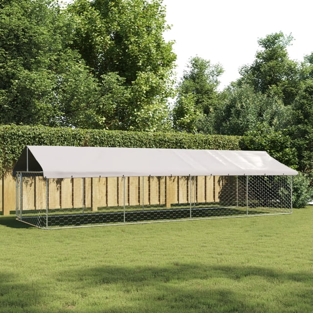 vidaXL Chien d'Extérieur Kennel avec Toit 600x200x150 cm, Doté d'Un Cadre Spacieux en Acier Galvanisé avec Côtés en Maille pour la ventilation et la Sécurité. Comprend un Auvent en Polyéthylène Résistant au Feu et Protégé contre les UV pour la protection contre les Intempéries. Porte à Charnière avec Loquet Verrouillable Assure la Sécurité. Convient pour Jouer, Faire de l'Exercice Ou Dresser des Chiens. Présenté dans un Cadre Extérieur Gazoné avec une Clôture en Bois et des Arbres en Arrière-Plan.