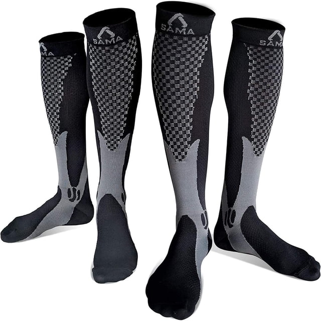 Chaussettes de Compression Graduée pour Femmes et Hommes 20-30 mmHg par SAMA DILIGENCE, avec un design Noir et Gris avec un Motif à Carreaux sur la section Supérieure et des Zones Renforcées aux Orteils et au Talon. Ces Chaussettes Hauteur Genou Sont Conçues pour Améliorer la circulation Sanguine avec une Compression de 20-30 mmHg et des Fibres de Cuivre, Idéales pour de Longues Périodes Assises pendant les Voyages Ou le Travail.
